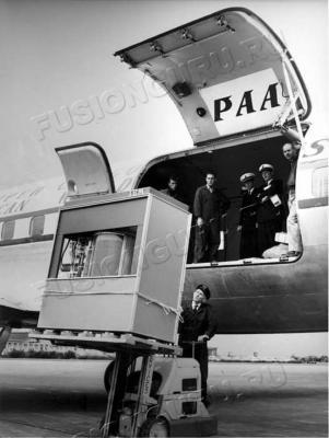 Загрузка первого жесткого диска в 5 МБ в самолет PanAm, 1965 год.