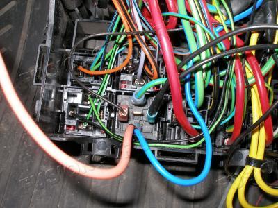 Установленное и подключенное реле Batt Save. Контакты реле включил в разрыв пит. стеклоподъемников