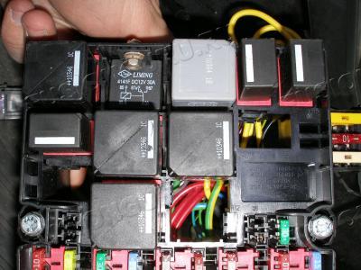 Просверлил отверстие и зафиксировал подключенное реле болтом М5.